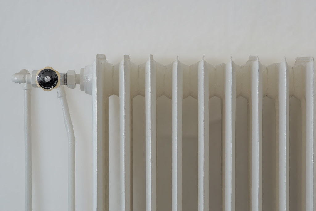 Radiateur vintage blanc sur un mur blanc