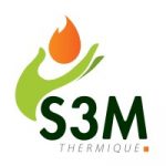 Logo S3M Thermique. Le nom de l'entreprise est accompagné d'une main verte avec une flamme orange. 