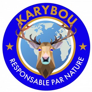 Logo bleu et jaune doré avec un Karybou de face au milieu. Derrière le Karybou il y a une planète en bleu et vert pâle. Plusieurs cercles entourent la planète. Karybou est écrit dans le dernier cercle en jaune doré. Responsable par nature est écrit en blanc en bas du dernier cercle. Deux étoiles jaune doré sépare Karybou de responsable par nature.